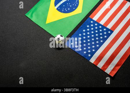 Brasilien gegen die USA, Fußballspiel mit Nationalflaggen Stockfoto