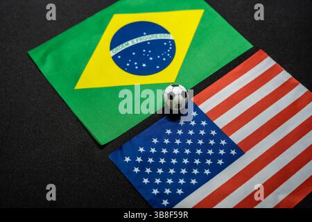 Brasilien gegen die USA, Fußballspiel mit Nationalflaggen Stockfoto