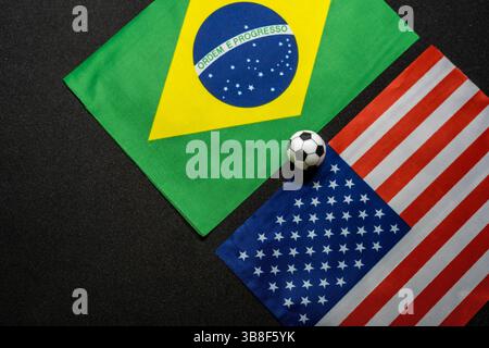 Brasilien gegen die USA, Fußballspiel mit Nationalflaggen Stockfoto
