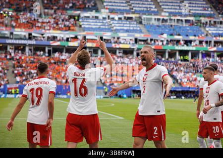 16. Juni 2024, Hamburg: Adam Buksa (Polen) feierte nach dem Tor mit Bartosz Salamon (Polen) während des Spiels der UEFA Euro 2024 zwischen den Nationalmannschaften Polens und der Niederlande im Volksparkstadion. Endpunktzahl: Polen 1: 2 Niederlande. (Foto: © Maciej Rogowski/SOPA Bilder via ZUMA Press Wire) Stockfoto