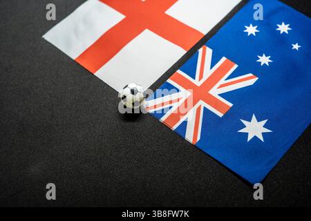 England gegen Australien, Fußballspiel mit Nationalflaggen Stockfoto