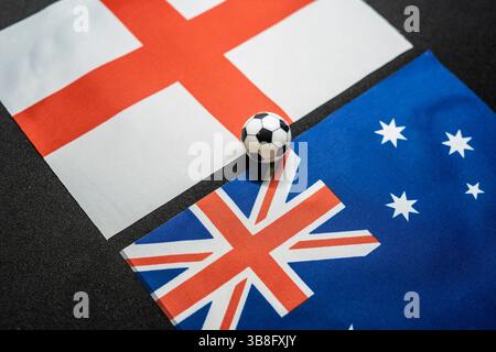 England gegen Australien, Fußballspiel mit Nationalflaggen Stockfoto