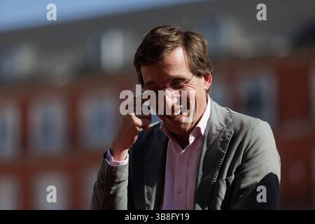 22. April 2024, Madrid, SPANIEN: Jose Luis Martinez Almeida, Bürgermeister von Madrid, wird während der Präsentation der Mutua Madrid Open 2024 auf der Plaza Mayor am 22. April 2024 in Madrid gesehen. (Foto: © Guillermo Martinez/AFP7 via ZUMA Press Wire) Stockfoto