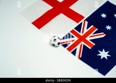 England gegen Australien, Fußballspiel mit Nationalflaggen Stockfoto