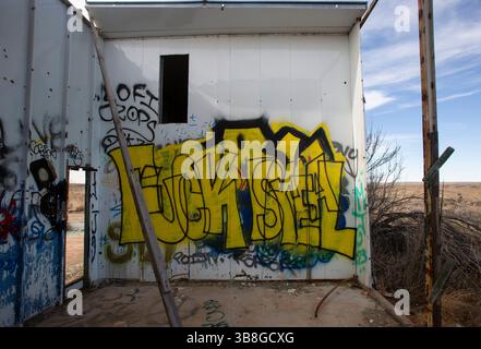 Februar 2024, Glen Rio, Texas, Usa: 9. Februar 2024. Graffiti bedecken eine verlassene Tankstelle im verlassenen Abschnitt der Interstate 40 in der Nähe von Glen Rio, Texas und der Grenze zu New Mexico. (Kreditbild: © Ralph Lauer/ZUMA Press Wire) Stockfoto