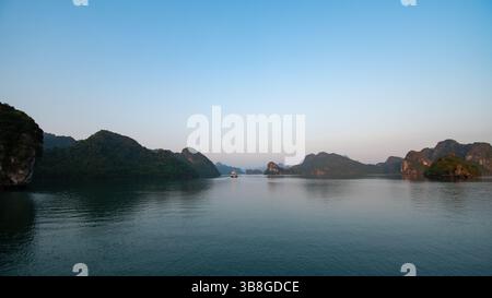 Sonnenaufgang über Ha Long Bay Stockfoto