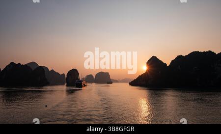 Sonnenaufgang über Ha Long Bay Stockfoto