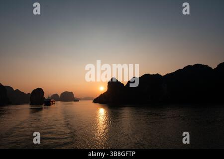 Sonnenaufgang über Ha Long Bay Stockfoto