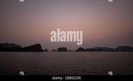 Sonnenaufgang über Ha Long Bay Stockfoto