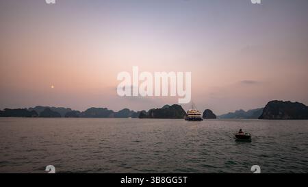 Sonnenaufgang über Ha Long Bay Stockfoto