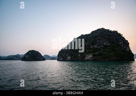 Sonnenaufgang über Ha Long Bay Stockfoto