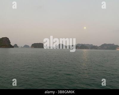 Sonnenaufgang über Ha Long Bay Stockfoto