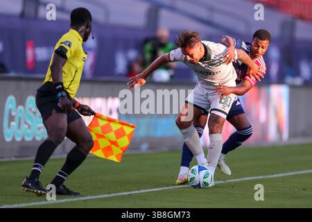 Frisco, Texas, USA. Mai 2025. WALMER MARTINEZ GOMEZ (80) von AV Alta FC und KAICK (55) von FC Dallas kämpfen am Mittwochabend um den Ball während des ersten Spiels im US Open Cup im Toyota Stadium. (Kreditbild: © Brian McLean/ZUMA Press Wire) NUR REDAKTIONELLE VERWENDUNG! Nicht für kommerzielle ZWECKE! Quelle: ZUMA Press, Inc./Alamy Live News Stockfoto