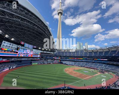 14. Juni 2024, Toronto, Ontario, USA: Der CN Tower wird während des Batting-Trainings der Cleveland Guardians vor dem MLB-Spiel zwischen den Toronto Blue Jays und den Cleveland Guardians am Freitag, den 14. Juni 2024, in der Rogers Centre Arena in Toronto, Kanada gesehen. Blue Jays verlieren gegen Wächter, 1:3. JAVIER ROJAS/PI (Foto: © PI via ZUMA Press Wire) Stockfoto