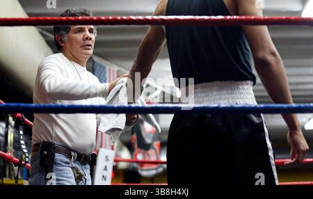 20. Februar 2016, San Antonio, Texas, USA: Porträt des ehemaligen Boxers Mike Ayala (links), der mit goldenen Handschuhen des Boxers Jimmy Martinez arbeitet Freitag, 19. Februar 2016 im San Fernando Gym. (Foto: © Edward A. Ornelas/San Antonio Express-News via ZUMA Press Wire) Stockfoto