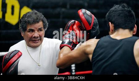 20. Februar 2016, San Antonio, Texas, USA: Porträt des ehemaligen Boxers Mike Ayala (links), der mit goldenen Handschuhen des Boxers Jimmy Martinez arbeitet Freitag, 19. Februar 2016 im San Fernando Gym. (Foto: © Edward A. Ornelas/San Antonio Express-News via ZUMA Press Wire) Stockfoto