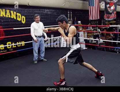 20. Februar 2016, San Antonio, Texas, USA: Porträt des ehemaligen Boxers Mike Ayala (links), der mit goldenen Handschuhen des Boxers Jimmy Martinez arbeitet Freitag, 19. Februar 2016 im San Fernando Gym. (Foto: © Edward A. Ornelas/San Antonio Express-News via ZUMA Press Wire) Stockfoto