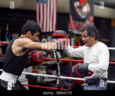 20. Februar 2016, San Antonio, Texas, USA: Porträt des ehemaligen Boxers Mike Ayala (rechts), der mit goldenen Handschuhen des Boxers Jimmy Martinez arbeitet Freitag, 19. Februar 2016 im San Fernando Gym. (Foto: © Edward A. Ornelas/San Antonio Express-News via ZUMA Press Wire) Stockfoto