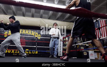 20. Februar 2016, San Antonio, Texas, USA: Porträt des ehemaligen Boxerprofis Mike Ayala (Mitte), der mit goldenen Handschuhen arbeitete, Boxer Jude Romero (links) und Jimmy Martinez am Freitag, 19. Februar 2016 im San Fernando Gym. (Foto: © Edward A. Ornelas/San Antonio Express-News via ZUMA Press Wire) Stockfoto
