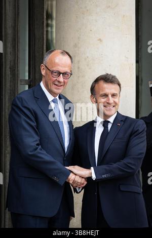Paris, Frankreich. Mai 2025. Der französische Präsident Emmanuel Macron (R) begrüßt den deutschen Bundeskanzler Friedrich Merz (L) im Schloss Elysee. Der französische Präsident Emmanuel Macron empfing den deutschen Bundeskanzler Friedrich Merz im Präsidentenpalast Elysée. Quelle: SOPA Images Limited/Alamy Live News Stockfoto