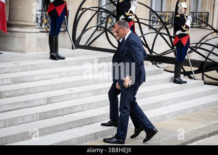 Paris, Frankreich. Mai 2025. Der französische Präsident Emmanuel Macron (R) begrüßt den deutschen Bundeskanzler Friedrich Merz (L) im Schloss Elysee. Der französische Präsident Emmanuel Macron empfing den deutschen Bundeskanzler Friedrich Merz im Präsidentenpalast Elysée. Quelle: SOPA Images Limited/Alamy Live News Stockfoto
