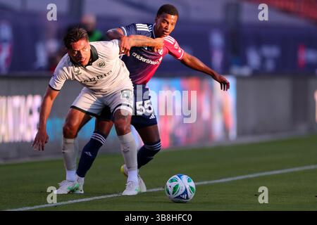 Frisco, Texas, USA. Mai 2025. FC Dallas' RAMIRO (55) führt den Ball gegen SEBASTIAN CRUZ (19) des AV Alta FC in ihrem Spiel im Toyota Stadium am Mittwochabend an. (Kreditbild: © Brian McLean/ZUMA Press Wire) NUR REDAKTIONELLE VERWENDUNG! Nicht für kommerzielle ZWECKE! Quelle: ZUMA Press, Inc./Alamy Live News Stockfoto