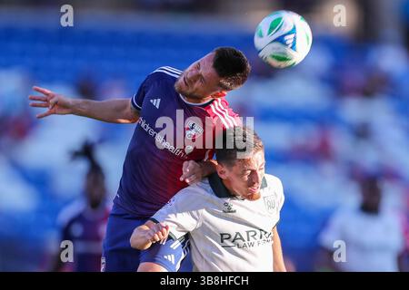 Frisco, Texas, USA. Mai 2025. Der FC Dallas RAMIRO (55) führt den Ball gegen den Spieler SEBASTIAN CRUZ (19) im US Open Cup-Spiel im Toyota Stadium am Mittwochabend an. (Kreditbild: © Brian McLean/ZUMA Press Wire) NUR REDAKTIONELLE VERWENDUNG! Nicht für kommerzielle ZWECKE! Quelle: ZUMA Press, Inc./Alamy Live News Stockfoto
