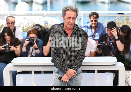22. Mai 2024, Cannes, Cannes, Frankreich: PAOLO SORRENTINO nimmt am Photocall „Parthenope“ am 77. Jährlichen Filmfestival von Cannes im Palais des Festivals am 22. Mai 2024 in Cannes Teil. (Bild: © Stefanos Kyriazis/ZUMA Press Wire) Stockfoto