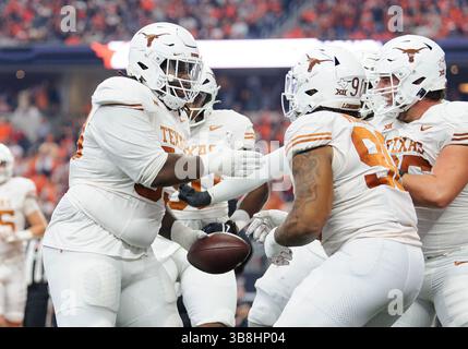 2. Dezember 2023: Byron Murphy II () und T’Vondre Sweat (93) der Texas Longhorns Defensive Lineman Byron Murphy II (90) feiern einen Touchdown während der 1. Hälfte des NCAA Football-Spiels zwischen den Oklahoma State Cowboys und Texas Longhorns im AT&T Stadium in Arlington, Texas. Matthew Lynch/CSM (Foto: © Matthew Lynch/CSM via ZUMA Press Wire) Stockfoto