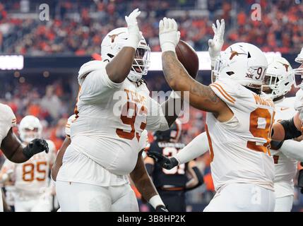 2. Dezember 2023: Byron Murphy II () und T’Vondre Sweat (93) der Texas Longhorns Defensive Lineman Byron Murphy II (90) feiern einen Touchdown während der 1. Hälfte des NCAA Football-Spiels zwischen den Oklahoma State Cowboys und Texas Longhorns im AT&T Stadium in Arlington, Texas. Matthew Lynch/CSM (Foto: © Matthew Lynch/CSM via ZUMA Press Wire) Stockfoto