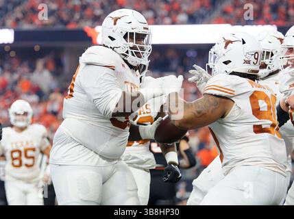 2. Dezember 2023: Byron Murphy II () und T’Vondre Sweat (93) der Texas Longhorns Defensive Lineman Byron Murphy II (90) feiern einen Touchdown während der 1. Hälfte des NCAA Football-Spiels zwischen den Oklahoma State Cowboys und Texas Longhorns im AT&T Stadium in Arlington, Texas. Matthew Lynch/CSM (Foto: © Matthew Lynch/CSM via ZUMA Press Wire) Stockfoto
