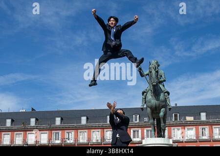 22. Juni 2024, Madrid, Spanien: Eine Gruppe junger Japaner von ''Cheers Re-man's'' gibt eine Überraschung auf der Plaza Mayor von Madrid. (Credit Image: © David Canales/SOPA Images via ZUMA Press Wire) Stockfoto