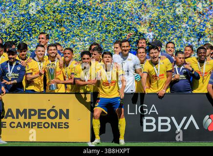 30. Juni 2024, Carson, Kalifornien, USA: Club America Players feiern mit der Meisterschafttrophäe nach einem Sieg 2-1 gegen UANL Tigres im Finale von Campeon de Campeones am Sonntag, 30. Juni 2024 im Dignity Health Sports Park Stadium in Carson, Kalifornien. JAVIER ROJAS/PI (Foto: © PI via ZUMA Press Wire) Stockfoto
