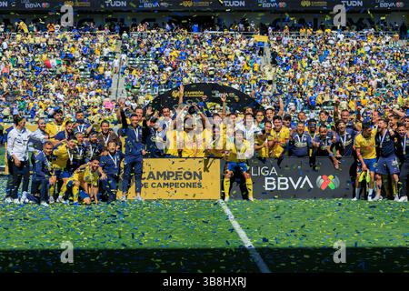 30. Juni 2024, Carson, Kalifornien, USA: Club America Players feiern mit der Meisterschafttrophäe nach einem Sieg 2-1 gegen UANL Tigres im Finale von Campeon de Campeones am Sonntag, 30. Juni 2024 im Dignity Health Sports Park Stadium in Carson, Kalifornien. JAVIER ROJAS/PI (Foto: © PI via ZUMA Press Wire) Stockfoto