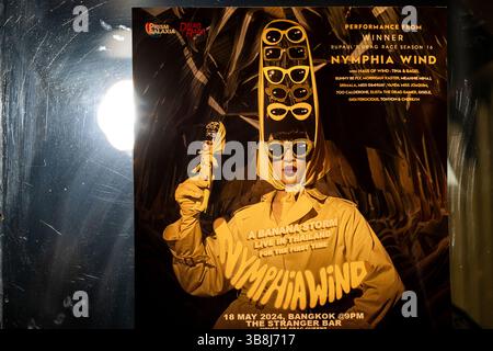 18. Mai 2024, Bangkok, Thailand: Ein Poster im Fenster, das die Veranstaltung, einen Abend mit Nyphia Wind, fördert, ist am Eingang vor der Show zu sehen. Drag Queens und Fans begrüßen die Ankunft von Nymphia Wind, der jüngsten Gewinnerin des RuPaul's Drag Race Franchise und der erste südostasiatische Künstler, der seit über einem Jahrzehnt die Krone gewonnen hat, in der Stranger Bar in Bangkok, Thailand. (Kreditbild: © Matt Hunt/ZUMA Press Wire) Stockfoto