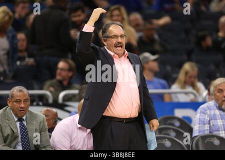 28. Dezember 2017, Orlando, FL, USA: Stan Van Gundy, Cheftrainer der Detroit Pistons am Donnerstag, 28. Dezember 2017, gegen die Orlando Magic im Amway Center in Orlando, Florida. Die Magic gewann 102-89. (Bild: © Ricardo Ramirez Buxeda/Orlando Sentinel via ZUMA Press Wire) Stockfoto