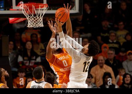 27. Januar 2024 Tennessee Volunteers Forward Jonas Aidoo (0) blockiert den Schuss des Vanderbilt Commodores-Wärters Evan Taylor (12) während der zweiten Hälfte eines NCAA-Basketballspiels zwischen den Tennessee Volunteers und den Vanderbilt Commodores im Memorial Gym in Nashville Tennessee. (Pflichtfoto: Steve Roberts/CSM) (Foto: © Steve Roberts/Cal Sport Media/CSM via ZUMA Press Wire) Stockfoto