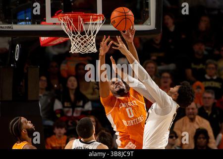 27. Januar 2024 Tennessee Volunteers Forward Jonas Aidoo (0) blockiert den Schuss des Vanderbilt Commodores-Wärters Evan Taylor (12) während der zweiten Hälfte eines NCAA-Basketballspiels zwischen den Tennessee Volunteers und den Vanderbilt Commodores im Memorial Gym in Nashville Tennessee. (Pflichtfoto: Steve Roberts/CSM) (Foto: © Steve Roberts/Cal Sport Media/CSM via ZUMA Press Wire) Stockfoto