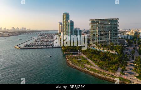 Blick aus der Vogelperspektive auf Miami Beach mit türkisfarbenem Wasser. Drohnenaufnahme der Skyline von Miami. Stockfoto