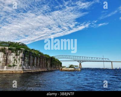 9. April 2024: Die Francis Scott Key Bridge, die im Sommer 2021 in der Nähe von Fort Carroll im Patapsco River, Baltimores äußerer Hafen, gesehen wurde. (Bild: © Dan Rodricks/Baltimore Sun über ZUMA Press Wire) Stockfoto