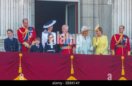 15. Juni 2024, London, England, Vereinigtes Königreich: (Von links nach rechts) Prinz GEORGE, Prinz von Wales WILLIAM, Prinz LOUIS, Prinzessin von Wales CATHERINE, Prinzessin CHARLOTTE, König CHARLES III, Königin CAMILLA, die Herzogin von Edinburgh SOPHIE, der Herzog von Edinburgh EDWARD auf dem Balkon des Buckingham Palace, London, um das Flypast nach der Zeremonie Trooping the Colour im Zentrum von London zu sehen, während König Charles seinen offiziellen Geburtstag feiert. (Bild: © Tayfun Salci/ZUMA Press Wire) Stockfoto