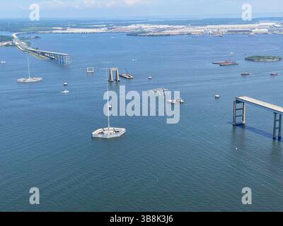 26. Mai 2024, Dundalk, MD, Vereinigte Staaten von Amerika: Luftaufnahme der verbleibenden Teile der zusammengebrochenen Francis Scott Key Bridge, nachdem die meisten Trümmer und das Frachtschiff MV Dali am 26. Mai 2024 in der Nähe von Dundalk, Maryland entfernt wurden. Der Fort McHenry Federal Channel wurde wieder eröffnet, so dass der Betrieb im Hafen von Baltimore wieder aufgenommen werden kann. (Bild: © Bobby Petty/US Army/Planet Pix via ZUMA Press Wire) Stockfoto
