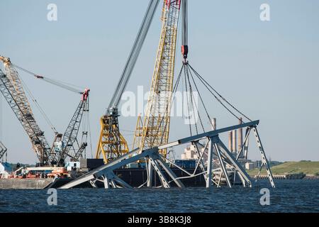 31. Mai 2024, Dundalk, MD, Vereinigte Staaten von Amerika: Bervage Crews verwenden hydraulische Bergungsklauen für schwere Lasten, um die verbliebenen Trümmer der gestürzten Francis Scott Key Bridge über den Patapsco River zu beseitigen, 31. Mai 2024, in der Nähe von Dundalk, Maryland. Der Fort McHenry Federal Channel wurde wieder für Handelsschiffe geöffnet, da die letzten 500 Tonnen schweren Abschnitte des Brückenfachs entfernt wurden. (Bild: © Thomas Deaton/U.S. Army/Planet Pix via ZUMA Press Wire) Stockfoto