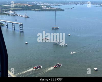 26. Mai 2024, Dundalk, MD, Vereinigte Staaten von Amerika: Luftaufnahme der verbleibenden Teile der zusammengebrochenen Francis Scott Key Bridge, nachdem die meisten Trümmer und das Frachtschiff MV Dali am 26. Mai 2024 in der Nähe von Dundalk, Maryland entfernt wurden. Der Fort McHenry Federal Channel wurde wieder eröffnet, so dass der Betrieb im Hafen von Baltimore wieder aufgenommen werden kann. (Bild: © Bobby Petty/US Army/Planet Pix via ZUMA Press Wire) Stockfoto