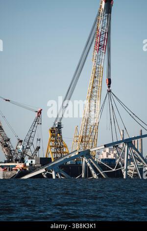 31. Mai 2024, Dundalk, MD, Vereinigte Staaten von Amerika: Bervage Crews verwenden hydraulische Bergungsklauen für schwere Lasten, um die verbliebenen Trümmer der gestürzten Francis Scott Key Bridge über den Patapsco River zu beseitigen, 31. Mai 2024, in der Nähe von Dundalk, Maryland. Der Fort McHenry Federal Channel wurde wieder für Handelsschiffe geöffnet, da die letzten 500 Tonnen schweren Abschnitte des Brückenfachs entfernt wurden. (Bild: © Thomas Deaton/U.S. Army/Planet Pix via ZUMA Press Wire) Stockfoto