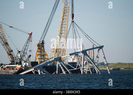31. Mai 2024, Dundalk, MD, Vereinigte Staaten von Amerika: Bervage Crews verwenden hydraulische Bergungsklauen für schwere Lasten, um die verbliebenen Trümmer der gestürzten Francis Scott Key Bridge über den Patapsco River zu beseitigen, 31. Mai 2024, in der Nähe von Dundalk, Maryland. Der Fort McHenry Federal Channel wurde wieder für Handelsschiffe geöffnet, da die letzten 500 Tonnen schweren Abschnitte des Brückenfachs entfernt wurden. (Bild: © Thomas Deaton/U.S. Army/Planet Pix via ZUMA Press Wire) Stockfoto