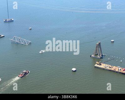 26. Mai 2024, Dundalk, MD, Vereinigte Staaten von Amerika: Luftaufnahme der verbleibenden Teile der zusammengebrochenen Francis Scott Key Bridge, nachdem die meisten Trümmer und das Frachtschiff MV Dali am 26. Mai 2024 in der Nähe von Dundalk, Maryland entfernt wurden. Der Fort McHenry Federal Channel wurde wieder eröffnet, so dass der Betrieb im Hafen von Baltimore wieder aufgenommen werden kann. (Bild: © Bobby Petty/US Army/Planet Pix via ZUMA Press Wire) Stockfoto