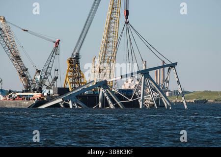 31. Mai 2024, Dundalk, MD, Vereinigte Staaten von Amerika: Bervage Crews verwenden hydraulische Bergungsklauen für schwere Lasten, um die verbliebenen Trümmer der gestürzten Francis Scott Key Bridge über den Patapsco River zu beseitigen, 31. Mai 2024, in der Nähe von Dundalk, Maryland. Der Fort McHenry Federal Channel wurde wieder für Handelsschiffe geöffnet, da die letzten 500 Tonnen schweren Abschnitte des Brückenfachs entfernt wurden. (Bild: © Thomas Deaton/U.S. Army/Planet Pix via ZUMA Press Wire) Stockfoto