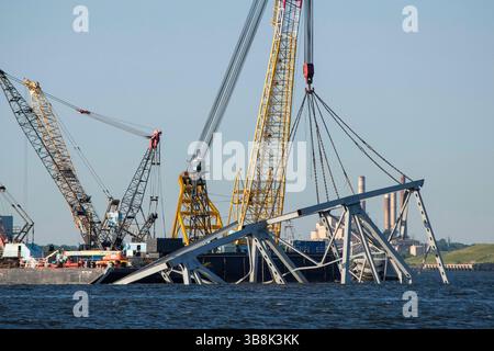 31. Mai 2024, Dundalk, MD, Vereinigte Staaten von Amerika: Bervage Crews verwenden hydraulische Bergungsklauen für schwere Lasten, um die verbliebenen Trümmer der gestürzten Francis Scott Key Bridge über den Patapsco River zu beseitigen, 31. Mai 2024, in der Nähe von Dundalk, Maryland. Der Fort McHenry Federal Channel wurde wieder für Handelsschiffe geöffnet, da die letzten 500 Tonnen schweren Abschnitte des Brückenfachs entfernt wurden. (Bild: © Thomas Deaton/U.S. Army/Planet Pix via ZUMA Press Wire) Stockfoto