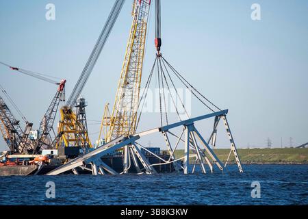 31. Mai 2024, Dundalk, MD, Vereinigte Staaten von Amerika: Bervage Crews verwenden hydraulische Bergungsklauen für schwere Lasten, um die verbliebenen Trümmer der gestürzten Francis Scott Key Bridge über den Patapsco River zu beseitigen, 31. Mai 2024, in der Nähe von Dundalk, Maryland. Der Fort McHenry Federal Channel wurde wieder für Handelsschiffe geöffnet, da die letzten 500 Tonnen schweren Abschnitte des Brückenfachs entfernt wurden. (Bild: © Thomas Deaton/U.S. Army/Planet Pix via ZUMA Press Wire) Stockfoto